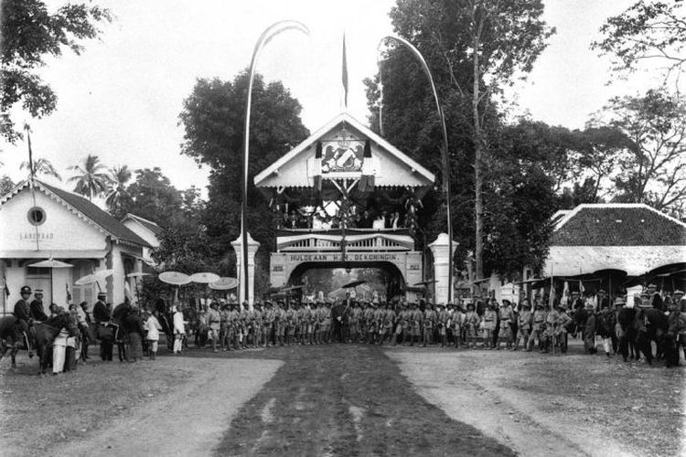 Monumen peringatan 25 tahun berkuasanya Ratu Wilhelmina di Pemalang, Jawa Tengah. Foto diambil pada 1923.