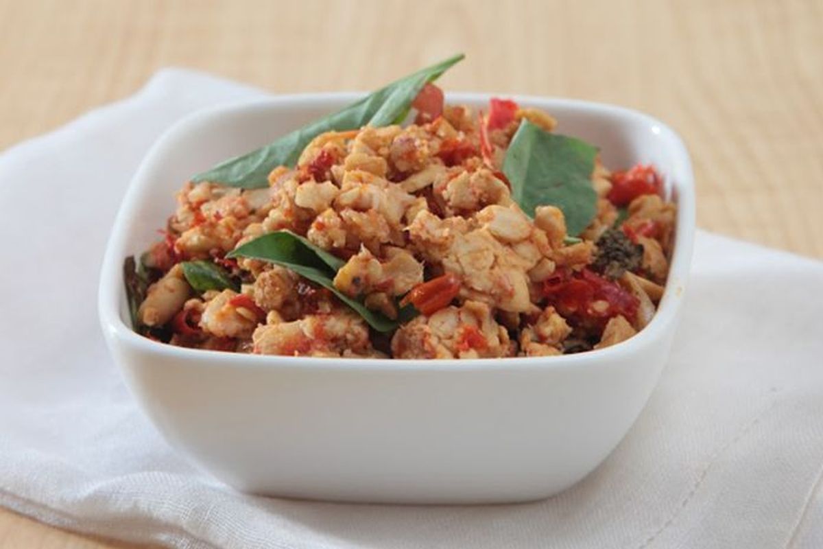 Sambal tempe yang nikmat disantap bersama nasi hangat untuk sahur.