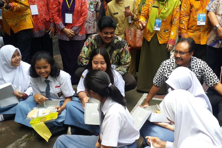 Wakil Gubernur Jawa Timur Syaifullah Yusuf dan Kepala Dinas Pendidikan Provinsi Jawa Timur Saiful Rachman saat memantau pelaksanaan UNBK di SMAN 3 Kota Malang, Selasa (11/4/2017)