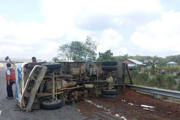Kecelakaan melibatkan mobil boks dan mobil truk pengangkut brondolan sawit di ruas Jalan Tol Pekanbaru-Dumai, Senin (23/5/2022)