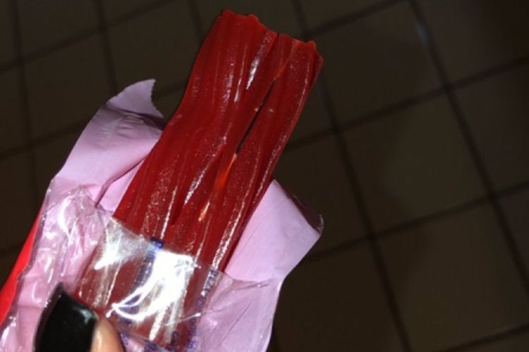 jarum tertanam pada permen Twizzlers Twists di Marshfield, Amerika Serikat. (Marshfield Police Department)