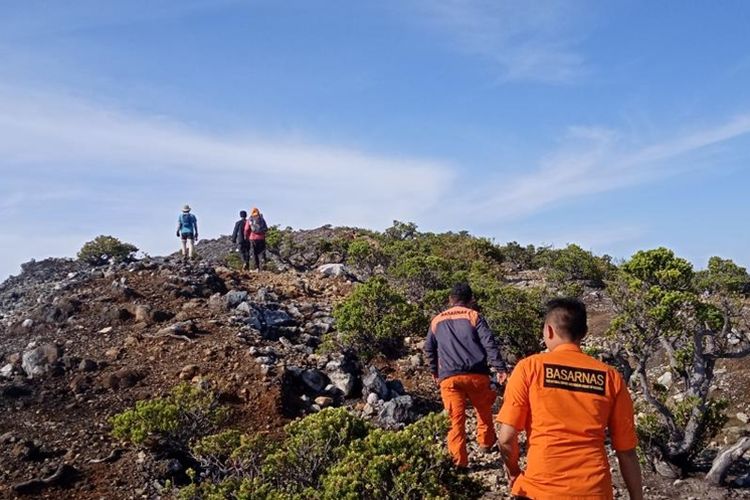 Proses pencarian dua pendaki asal Jambi yang hlang di Gunung Dempo, kota Pagaralam, Sumatera Selatan. Setelah 10 hari pencarian, tim SAR akhirnya memutuskan menghentikan aktifitas pencarian.