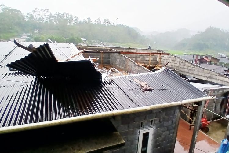 Hujan Angin 4 Jam di Garung Wonosobo, 20 Rumah di Desa Tegalsari Rusak