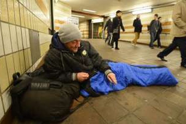 John Paul Luke, seorang tunawisma, beristirahat di stasiun Charing Cross, London, Inggris (Foto: dokumentas).