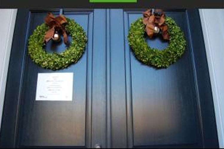 Ornamen kelima adalah wreath atau lingkaran Natal cantik yang biasa menghiasi pintu depan rumah. Tidak ada salahnya membiarkan wreath tersebut menghiasi rumah Anda sepanjang tahun, baik sebagai hiasan pintu, centerpiece, atau hiasan di dapur Anda.