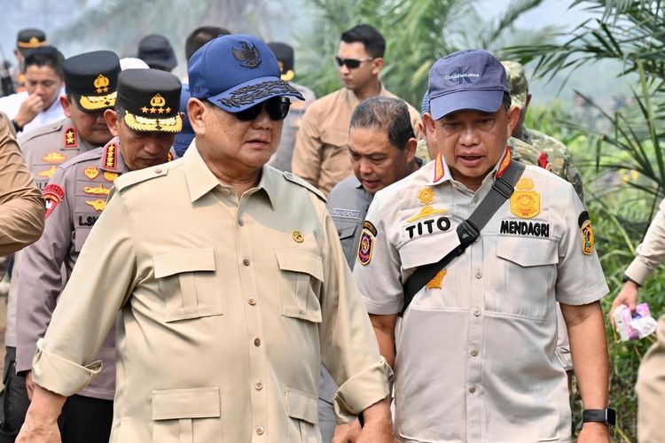 Mendagri Tito Dampingi Presiden Prabowo Tinjau Penanganan Karhutla di Kalimantan Barat