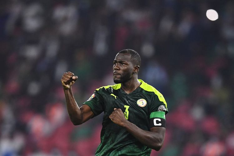 Bek Senegal, Kalidou Koulibaly, selebrasi setelah mencetak penalti pertama selama adu penalti laga final Piala Afrika (CAN) 2021 antara Senegal dan Mesir di Stade d'Olembe di Yaounde pada 6 Februari 2022. Kini, Koulibaly resmi berseragam Chelsea mulai musim 2022-2023.