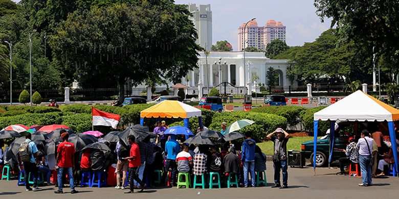 Ibadah jemaat GKI Yasmin dan HKBP Filadelfia di depan Istana Merdeka, Jakarta Pusat, Minggu (5/3/2017). Jemaat GKI Yasmin dan HKBP Filadelfia tidak bisa beribadah di gereja mereka karena ditolak masyarakat, meski sudah ada putusan Mahkamah Agung yang menjamin para jemaat dapat beribadah di dalam gerejanya.