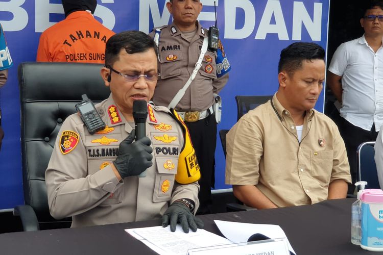 Kapolrestabes Medan, Kombes Pol Jhon Marbun saat memaparkan kasus suami bunuh istri karena persoalan hak asuh anak, Selasa (15/1/2024)           