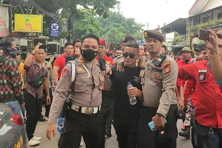 Kericuhan terjadi di tengah berjalan persidangan perdana Ferdy Sambo dalam kasus pembunuhan berencana Nofriansyah Yoshua Hutabarat atau Brigadir J di Pengadilan Negeri (PN) Jakarta Selatan, Senin (17/10/2022). 