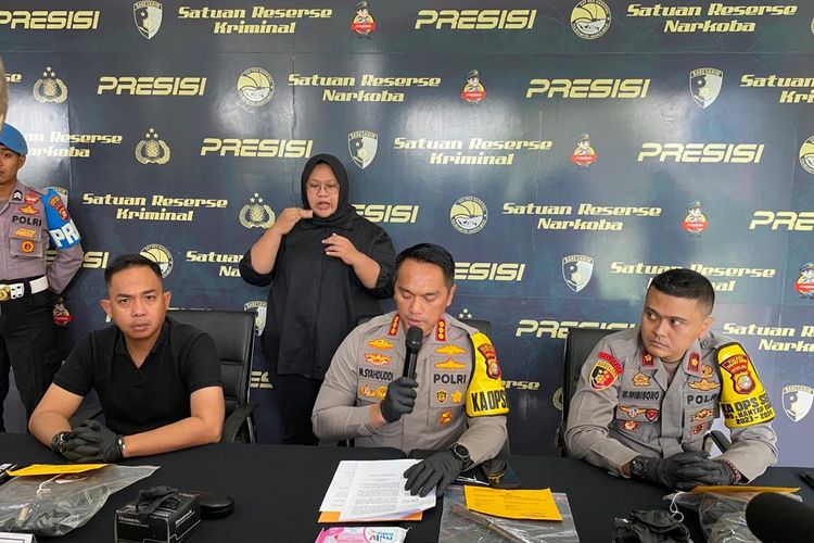 Polisi menjelaskan kasus pembunuhan wanita di dekat mal Central Park, Tanjung Duren, Jakarta Barat di Mapolres Metro Jakarta Barat, Selasa (24/10/2023). 