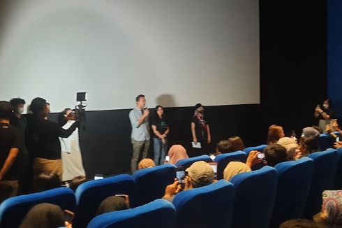 Nicholas Saputra dan Ariel Tatum Kunjungi Penonton Film Sayap-Sayap Patah di Bekasi 