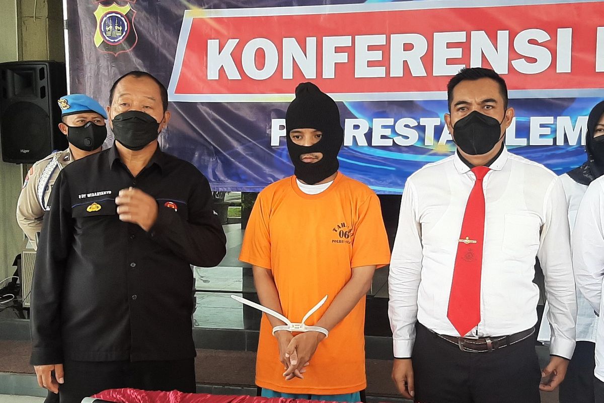 Tersangka pencabulan berinisial AS saat dihadirkan dalam jumpa pers di Mapolresta Sleman Senin (6/02/2023).