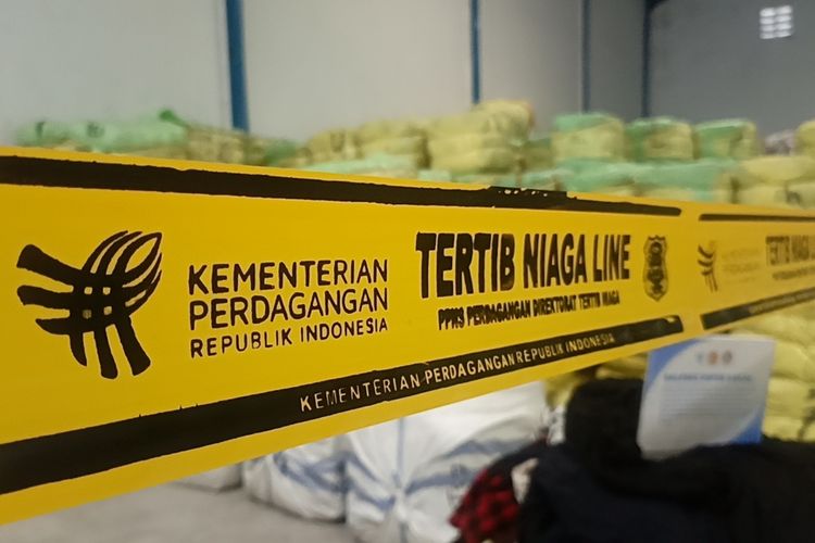 Menteri Perdagangan (Mendag) Budi Santoso saat mengecek ribuan barang bekas dan pakaian impor ilegal di salah satu gudang di Kabupaten Bandung, Jawa Barat, Selasa (19/8/2025)