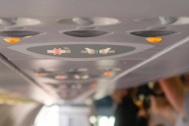 Ilustrasi tanda sabuk pengaman di pesawat