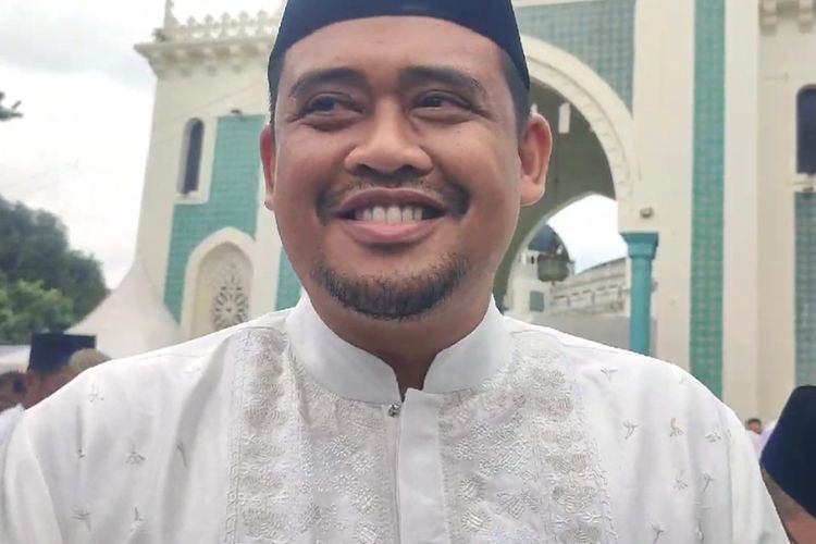 Walikota Medan, Bobby Nasution saat menjawab pertanyaan wartawan di Masjid Raya Medan, Selasa (31/12/2024)