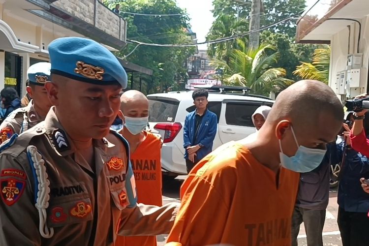 Kedua pelaku perampokan dan pembunuhan di Desa Mangliawan, Kecamatan Pakis, Kabupaten Malang, Jumat (22/3/2024) saat digelandang di Mapolres Malang.