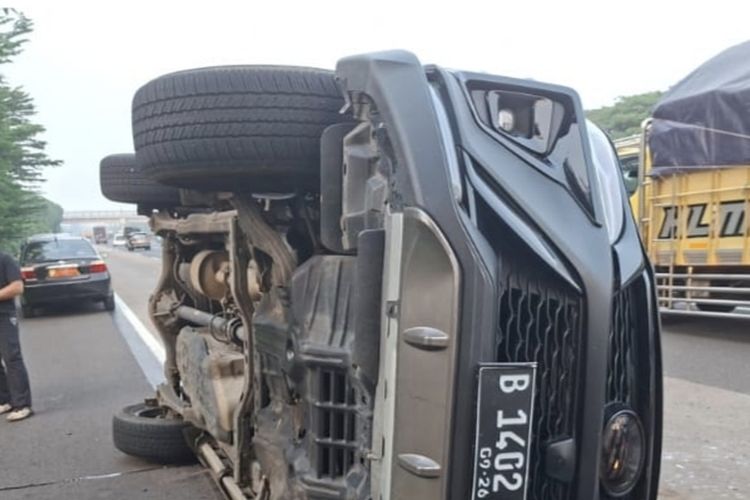 Pengemudi Microsleep, Toyota Fortuner Terguling di Tol Jagorawi