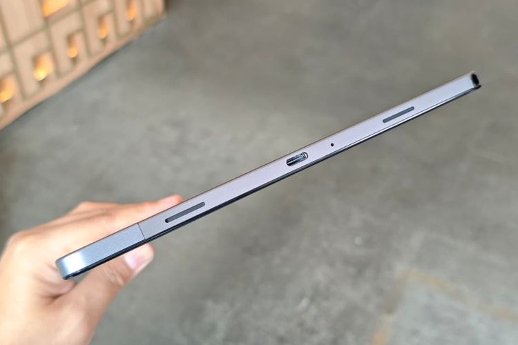 Sisi bawah tablet Samsung Galaxy Tab A11 Plus, terdapat beberapa port, termasuk USB C.