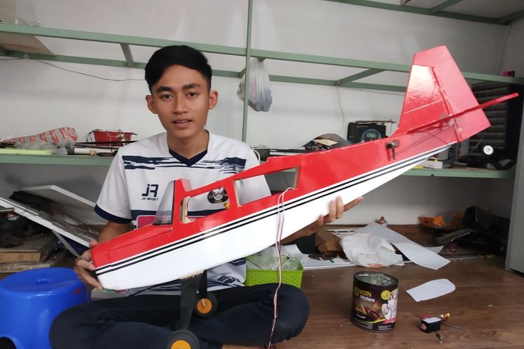 Pungki Sasando (23), menunjukkan pesawat aeromodelling buatannya di Desa Gagaksipat RT 003/ RW 004, Kecamatan Ngemplak, Kabupaten Boyolali, Jawa Tengah, Rabu (13/11/2019).