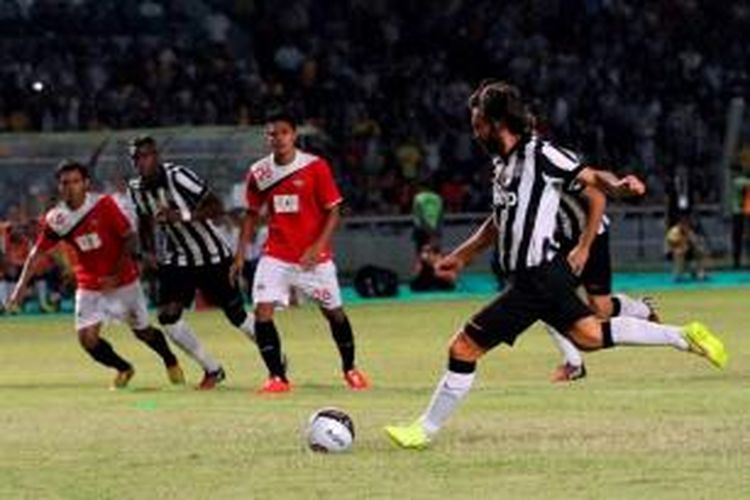 Pemain tengah Juventus Andrea Pirlo (kanan) mencetak gol ke gawang ISL Stars lewat titik penalti dalam pertandingan di Stadion Utama Gelora Bung Karno, Jakarta, Rabu (6/8/2014). Juventus bekuk ISL Stars 8-1.