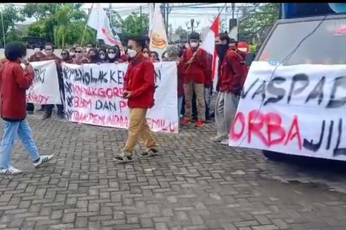 Tolak Kenaikan BBM hingga Penundaan Pemilu, Mahasiswa di Brebes Geruduk DPRD