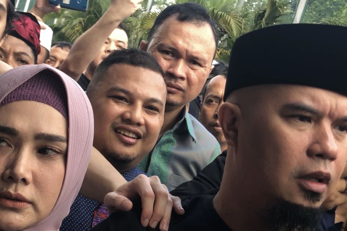 Mulan Jameela dampingi Ahmad Dhani usai keluar dari LP Cipinang, Jakarta Timur, Senin (30/12/2019). 