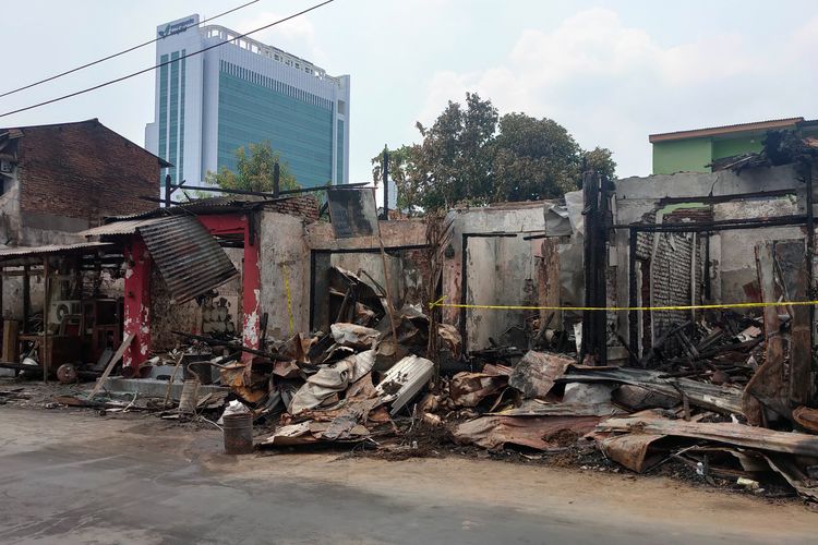 Lima ruko di Surabaya yang terbakar, Kamis (7/12/2023).