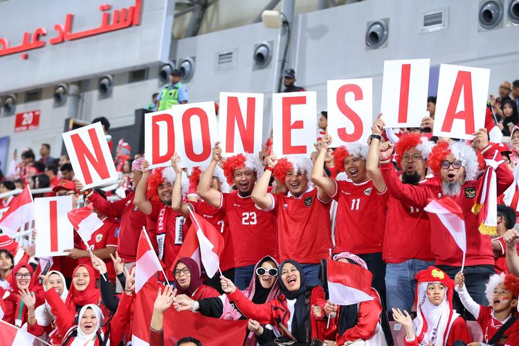 Suporter Indonesia memberi dukungan saat pertandingan  Timnas U-23 Indonesia melawan Timnas U-23 Korea Selatan pada babak perempat final Piala Asia U-23 2024 di Stadion Abdullah bin Khalifa, Doha, Qatar, Jumat (26/4/2024) dini hari. Timnas U-23 Indonesia lolos ke semifinal Piala Asia U-23 setelah mengalahkan Korea Selatan melalui adu pinalti dengan agregat 11-10, setelah sebelumnya bermain imbang dengan skor 2-2. ANTARA FOTO/HO-PSSI/mrh/foc.