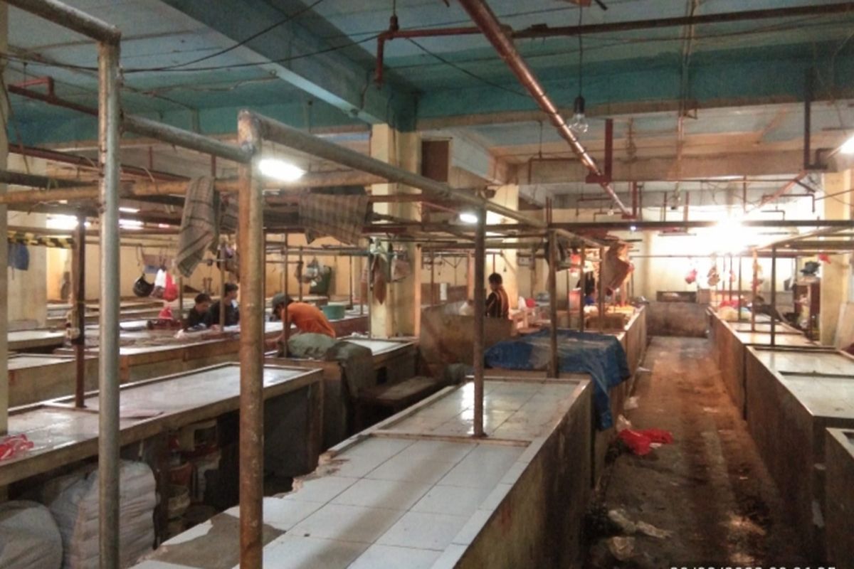 Kondisi Kios Pedagang di Pasar Ciputat Tampak Kosong Mulai Hari Ini