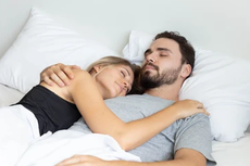 Tidur Bersama Pasangan Disebut Lebih Menyehatkan, Studi Ini Jelaskan
