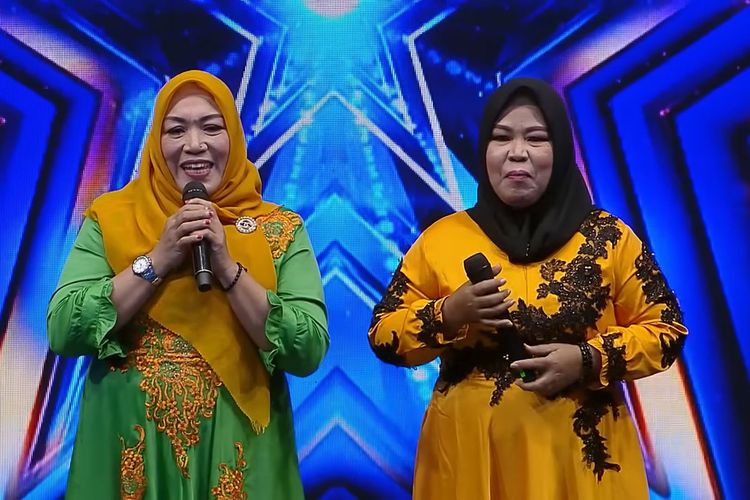 Evi dan Meti Huntua saat tampil di Indonesia's Got Talent. Keduanya adalah nenek dan ibu yang hobby bernyanyi dari Gorontalo yang memiliki suara tinggi.