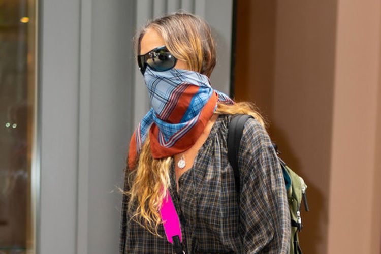 Aktris Sarah Jessica Parker menutup wajahnya dengan bandana.
