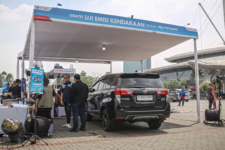 Uji emisi gratis di parkiran GIIAS 2023 di ICE BSD, Kab Tangerang. 