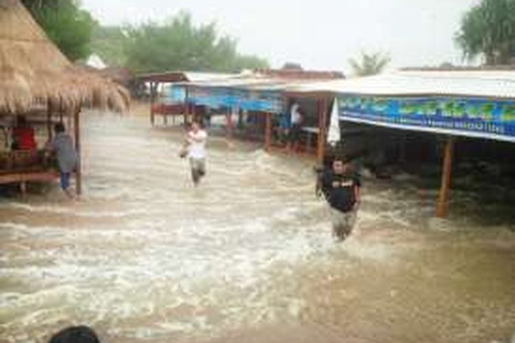 Ombak Pantai Drini Gunungkidul menerjang Gazebo dan warung di pinggir pantai