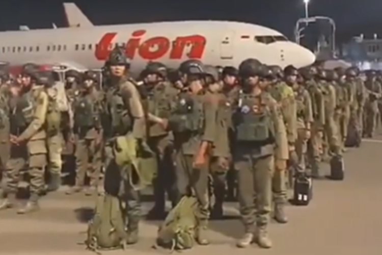 Tangkapan layar unggahan video bernarasi tentara China masuk ke Indonesia. Faktanya, video tersebut adalah pasukan Brimob yang tiba setelah bertugas di Satgas Damai Cartenz, Papua.