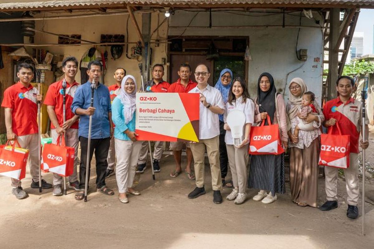 Dari kiri ke kanan, Gregory S. Widjaja dan Teresa Wibowo, Direktur PT Aspirasi Hidup Indonesia Tbk saat melakukan AZKO Berbagi Cahaya bagi warga di Kelurahan Kembangan Selatan, Jakarta Barat. 
