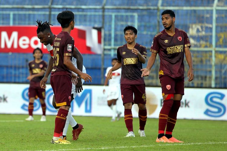 Pemain PSM Makassar Hasyim Kipuw (kanan) saat melawan Borneo FC pada laga ketiga babak penyisihan Grup B Piala Menpora 2021 yang berakhir dengan skor 2-2 di Stadion Kanjuruhan Kabupaten Malang, Jawa Timur, Rabu (31/03/2021) sore.