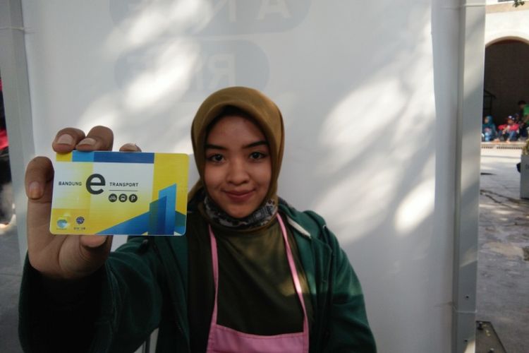 Salah seorang petugas outlet sewa sepeda Bandung saat memperlihatkan kartu Bandung e-transport. Kartu itu menjadi alat bayar sewa sepeda di Bandung. 