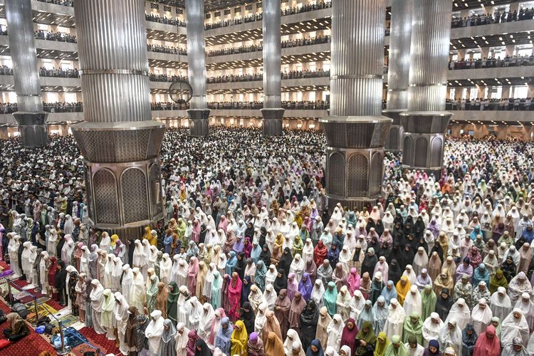 Umat Islam melaksanakan Shalat Idul Fitri di Masjid Istiqlal, Jakarta, Sabtu (22/4/2023). Pemerintah menetapkan Hari Raya Idul Fitri 1 Syawal 1444 H pada Sabtu (22/4).