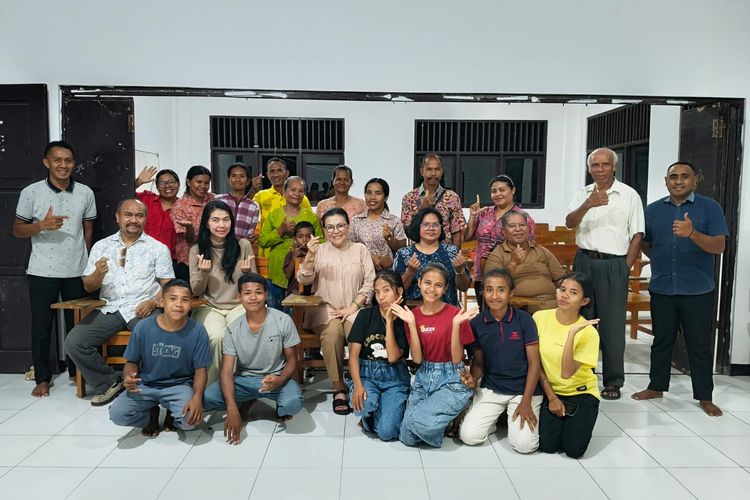 Prof Angel Damayanti (duduk nomor dua dari kiri) saat menghadiri pembekalan guru dan siswa SMK Hasael