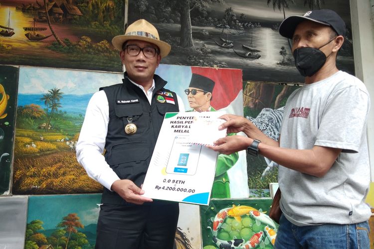 Gubernur Jawa Barat Ridwan Kamil saat menyerahkan hasil lukisan milik Solihin, pelukis Braga, yang dijual lewat NFT, Selasa (25/1/2022).