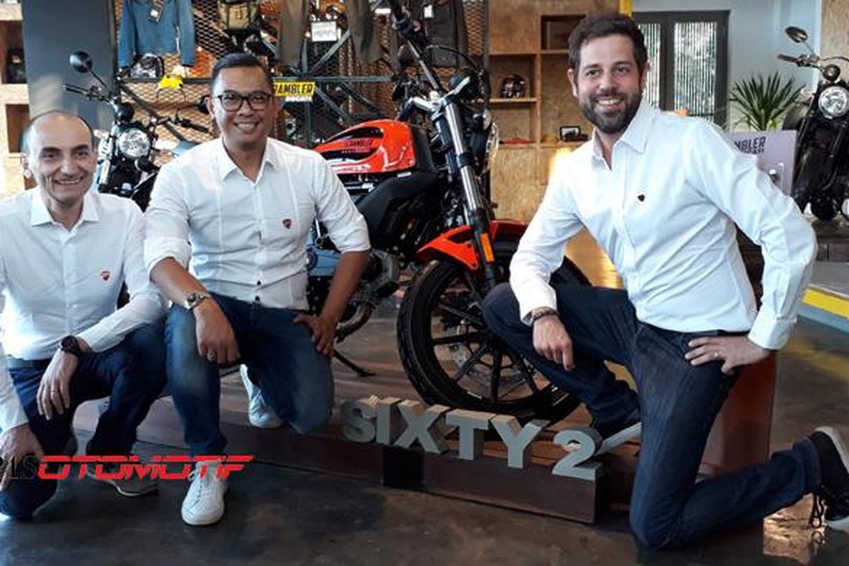 CEO Ducati Motor Holdings Claudio Domenicali (kiri), Direktur Garansindo Eurosport Dhani Yahya (tengah) dan Direktur Penjualan dan Pemasaran Regional Asia Ducati Motor Co, Marco Biondi,