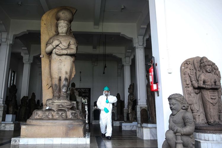 Petugas melewati patung-patung untuk menyemprotkan cairan disinfektan di halaman gedung A, Museum Nasional, Jakarta Pusat, Senin (16/3/2020). Kegiatan ini untuk meminimalisir penyebaran penyakit akibat virus Covid-19 di Museum Nasional dan menutup layanan kunjungan mulai dari tanggal 15-25 Maret 2020.