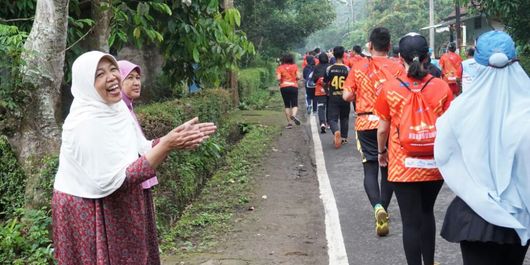 Ibu Ida (Kerudung Putih) bersama Ibu Mun saat berdiri di pinggir jalan sembari berteriak memberi semangat para peserta  Bank Jateng Borobudur Marathon 2017  