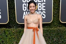 Golden Globe 2019, Aktris Crazy Rich Asians Tampil dengan Gaun 