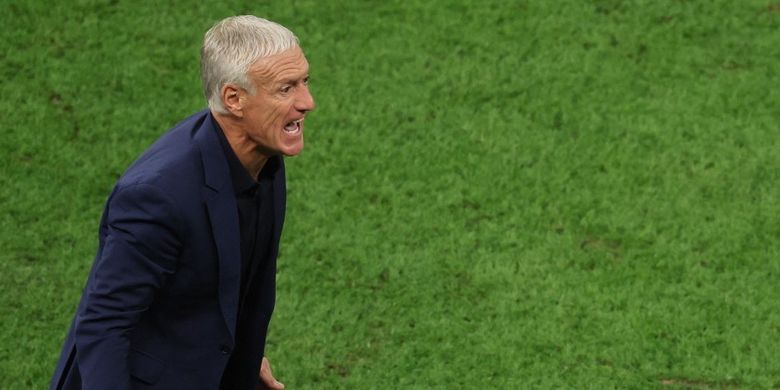 Ekspresi Didier Deschamps dalam laga final Piala Dunia 2022 antara Argentina vs Perancis di Stadion Lusail, Doha, Qatar, 18 Desember 2022. (Photo by JACK GUEZ / AFP)