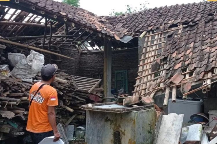 Bencana angin puting beliung di Jember membuat 91 rumah rusak pada Senin (27/2/2023)