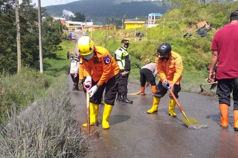 Lumpur dari Erupsi Kawah Sileri yang Tutup Jalan Mulai Dibersihkan