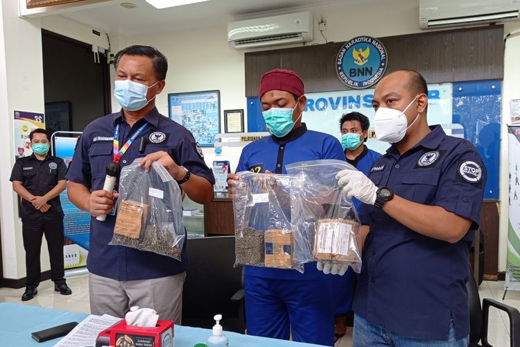 Petugas BNNP NTB menangkap AIP (32), mantan bartender di Gili Trawangan yang kedapatan membawa ganja yang dikemas dengan ditutupi serbuk kopi melalui jasa pengiriman paket.